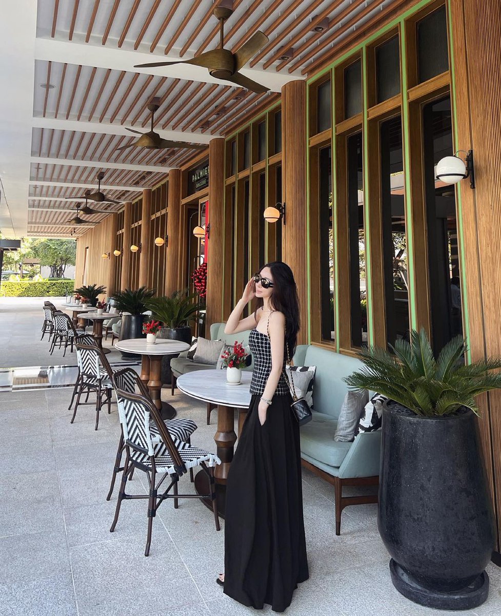 Heejim002's tweet image. #지난 12월 크리스마스 방콕 🍕
정말 쉬러간지라 , 뭐가 제일 시원하고 편할까 ?💖
바로 클래식 트위드탑2벌 하의는 우리 시그니처 LA팔라쪼😍
블랙이랑 아이보리 들고갔어요. 그때 스토리 보신 고객님들 기억하실까요?🥰
내내 클래식 탑 + 팔라쪼 입었던 ㅎㅎ 더많은 사진은 스토리로 올려둘게요😘😘