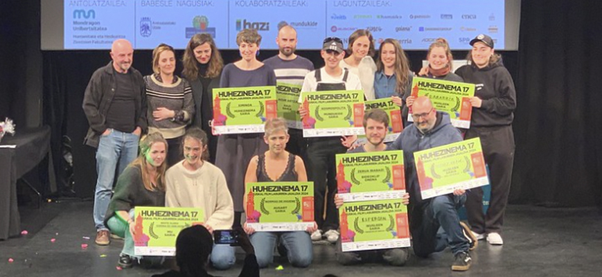 Itziar Leemansen 'Ximinoa' film laburrak irabazi du aurtengo <a href="/HUHEZINEMAfest/">Huhezinema Jaialdia</a>. Aretxabaleta Arkupe aretoan banatu zituzten Mondragon Unibertsitateko Ikus-entzunezko Komunikazioa graduko ikasleek antolatutako jaialdiko sariak.
🔗 ow.ly/BLB150QvLYw

#LearningFromAction
<a href="/Huhezi/">Huhezi (MU)</a>