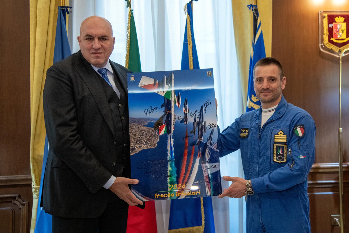 Il Ministro @GuidoCrosetto ha ricevuto dal Comandante @FrecceTricolori, Ten Col Massimiliano Salvatore #AeronauticaMilitare, il #poster2024 della Pattuglia Acrobatica Nazionale: quest'anno protagonista il nostro #tricolore in volo sullo Stretto di Messina.