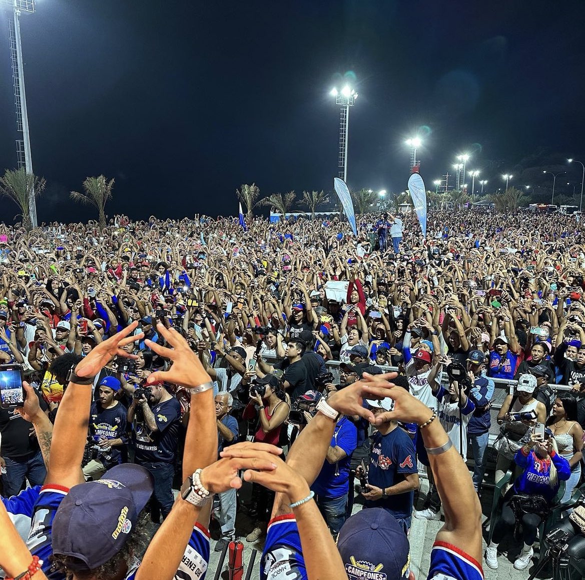 TibuBella's tweet photo. Lo soñamos, una y mil veces lo soñamos. Hasta que pasó @wilmerrgf 
Nadie podrá decirnos que la magia no existe 🥹

Unidos y más fuertes ❤️🦈💙

¡Somos CAMPEONES! 🏆

#TiburonesCampeones #TiburonesDeLaGuairaPaEncima https://t.co/lev65ktcIQ