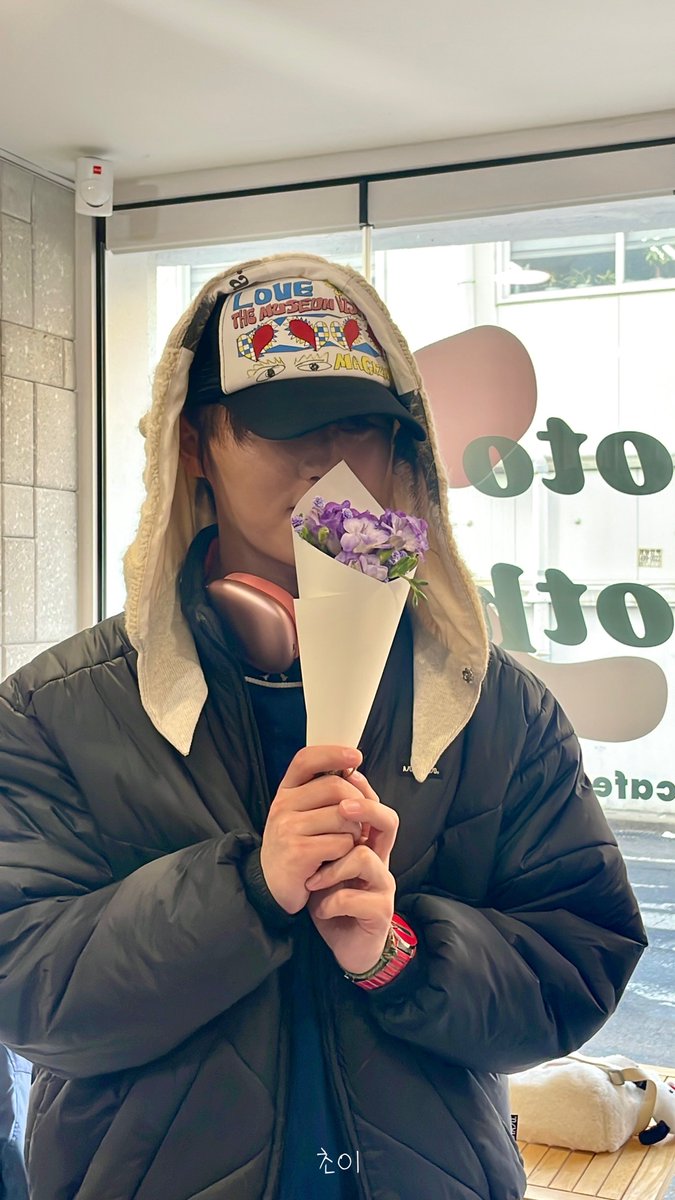 wd0468123's tweet photo. 꽃이 잘 어울리는 남자💐

#최현욱 https://t.co/qDd4Xs2IPj