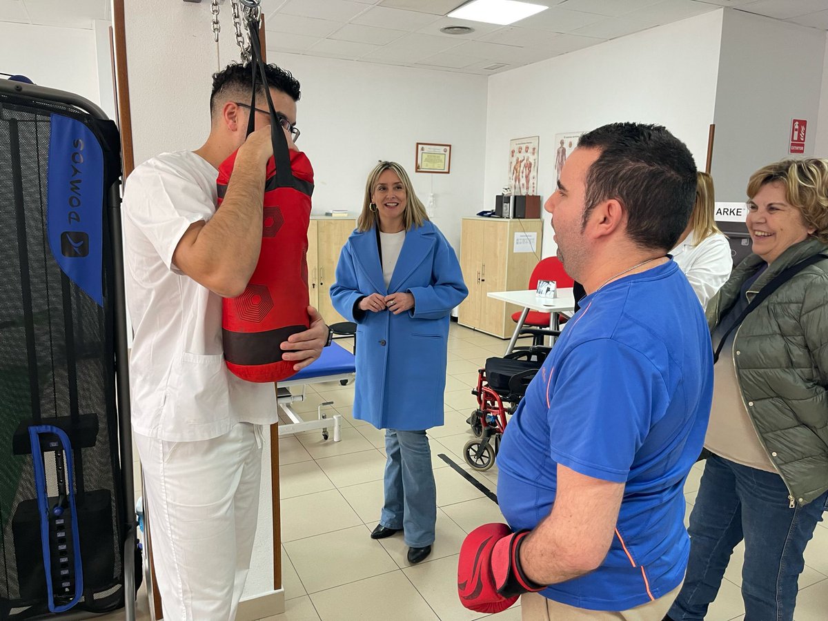 Visitamos el nuevo centro de día para personas con discapacidad física "<a href="/Cdjuancerezo/">CENTRO JUAN CEREZO</a>" gestionado por <a href="/FAMDIF/">FAMDIF COCEMFE MURCIA</a>. 

Durante la visita, <a href="/contxaruiz/">Conchita Ruiz Caballero</a> anunció que la Comunidad elevará a más de 2.900 plazas para centros de día para personas con #discapacidad. 

🔗acortar.link/Q8W5Z8