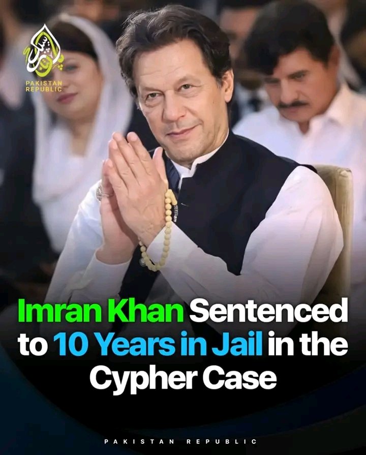 DocTeerath's tweet photo. Prime Minister of Pakistan Inshallah!
1 versus all certified international corrupts,  judiciary &amp; establishment. Smile on leader's face is powerful slap on their face. 
#صرف_10_سال #عمران_خان_کو_ہم_لائیں_گے https://t.co/6bf3KufmEK