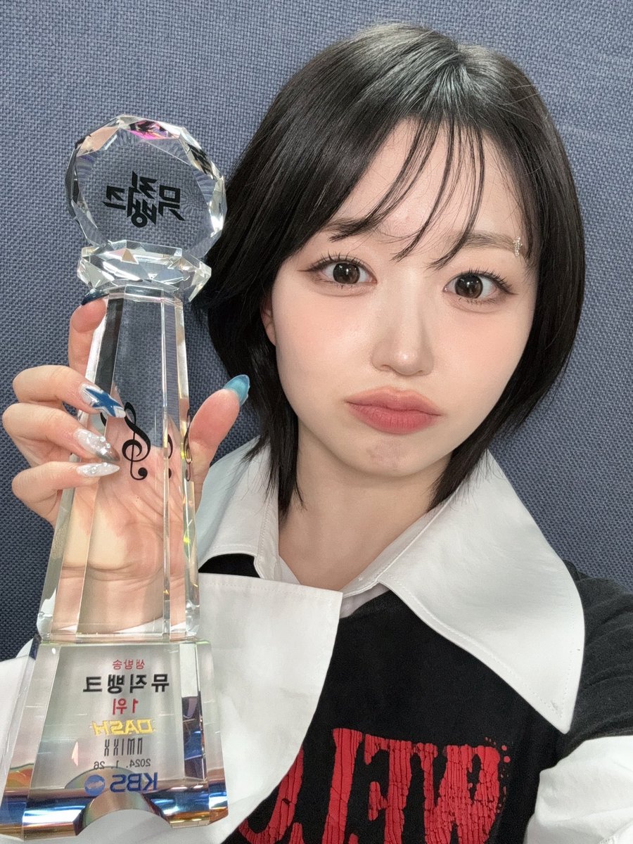 haewohni's tweet photo. I don't usually boast.. but as this is my first Music Bank trophy, everyone should see it! #DASH3rdWin https://t.co/mGkhuhcmsv