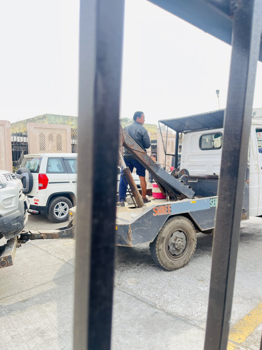 ashujkr's tweet photo. @PoliceRajasthan 
is this a fair thing. traffic police towed a car parking in “No parking” zone but at the same time a “rajasthan government” vehicle was parked in the same space but they didn’t took any action on that vehicle instead they towed the car of a civilian. https://t.co/GraTLv75ft