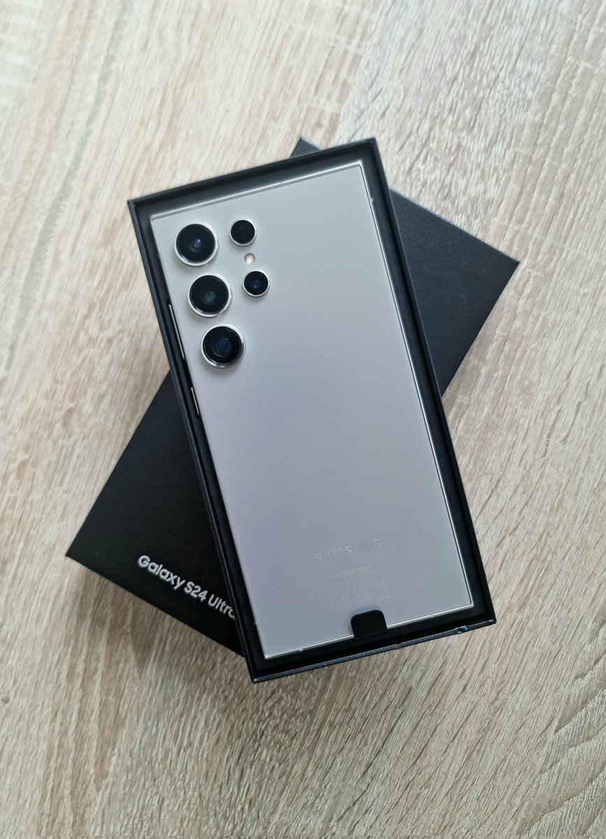 Ibika1998's tweet photo. @sondesix same mate...Titanium Gray is 🔥🫠
and this time for the first time in my life I pick up a different color cuz'
it was looking good. 
So far I think since of S6 Edge I was using only Black colors and non of the other colors but this time ugh...
they got it so good. 😍🥰🤩 https://t.co/tpPIxd23xQ