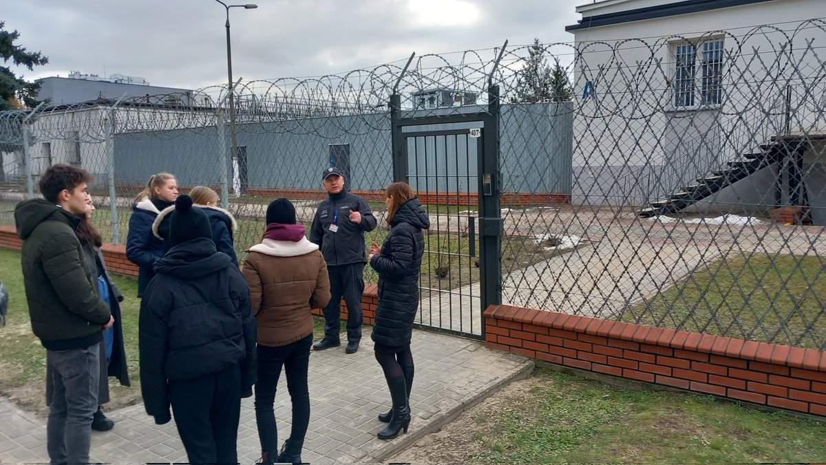 ASLublin's tweet photo. Areszt Śledczy Lublin odwiedzili studenci socjologii KUL. Spotkanie było okazją do przedstawienia najważniejszych zadań Służby Więziennej, w szczególności związanych z pracą z osobami pozbawionymi wolności oraz prowadzeniem oddziaływań penitencjarnych. https://t.co/XwR5Ko4u7U