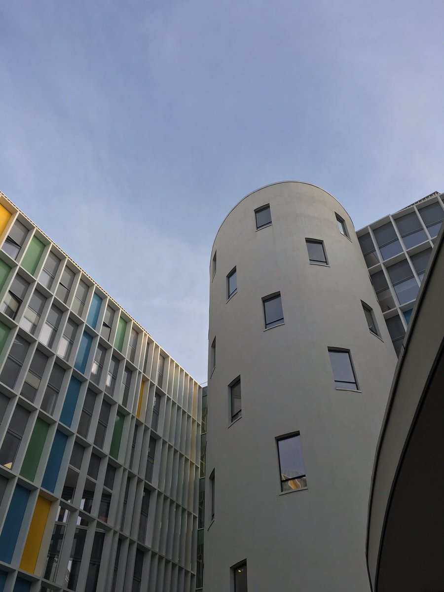 Soleils 
en hiver –
lumières
blanches, sur
couloirs aux odeurs
de café.

Ma terre
fait des bonds
d’une sensation
à l’autre, et
ce que contient
la surface de mon langage,
je ne peux peut-être
plus le communiquer.

Modelé par
l’argile du mot,
j’écris parfois pour
le geste –
un pas.