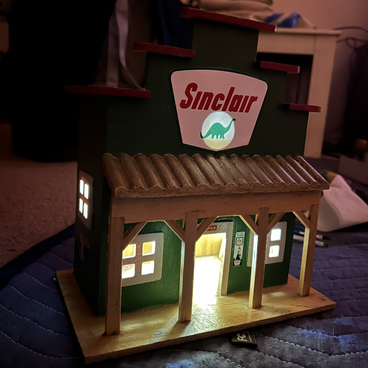 dinodadreviews's tweet photo. I put the finishing touches on a #Sinclair company store for my #gardenrailroad today! 🦕 🚂 🥰
The stickers I glued on add the perfect bit of flair, as do the bottle lights for the interior!
#gardenrailway #modelrailroad #modelrailway #dinosaurtrain #sinclairoil #brontosaurus https://t.co/KOPwLZ7pgd