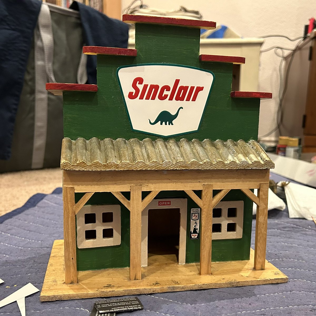 dinodadreviews's tweet photo. I put the finishing touches on a #Sinclair company store for my #gardenrailroad today! 🦕 🚂 🥰
The stickers I glued on add the perfect bit of flair, as do the bottle lights for the interior!
#gardenrailway #modelrailroad #modelrailway #dinosaurtrain #sinclairoil #brontosaurus https://t.co/KOPwLZ7pgd