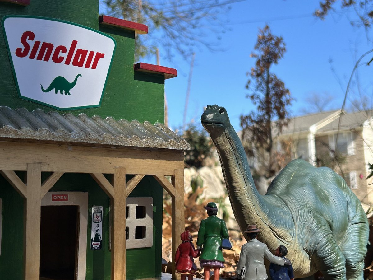 dinodadreviews's tweet photo. I put the finishing touches on a #Sinclair company store for my #gardenrailroad today! 🦕 🚂 🥰
The stickers I glued on add the perfect bit of flair, as do the bottle lights for the interior!
#gardenrailway #modelrailroad #modelrailway #dinosaurtrain #sinclairoil #brontosaurus https://t.co/KOPwLZ7pgd