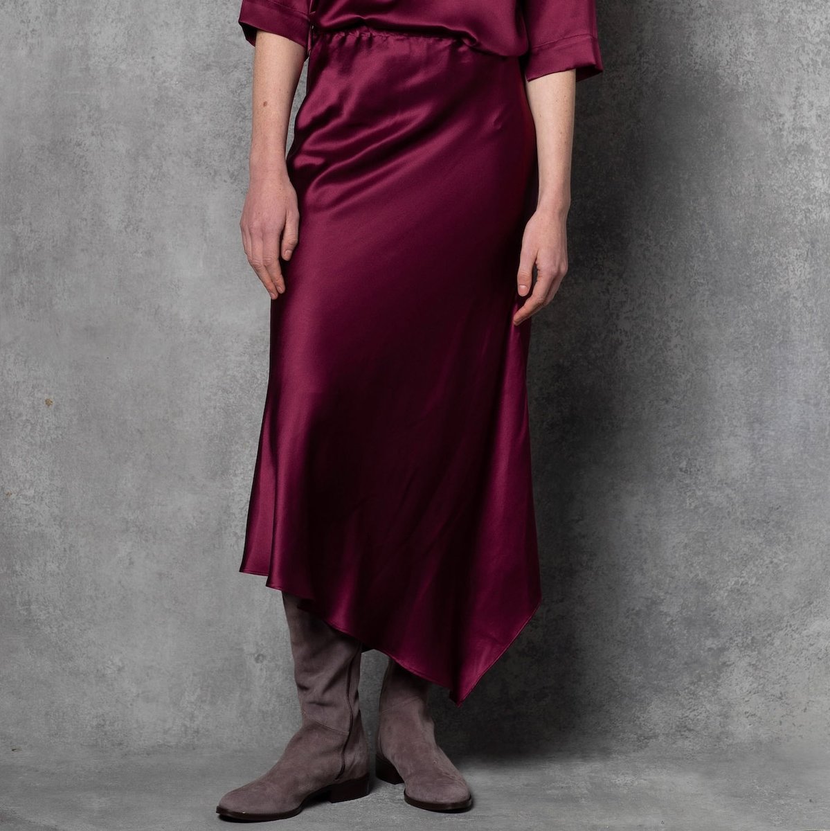 Our silk skirts are the perfect garment to have in your wardrobe. 

Paired with boots in the cooler months and sandals in the warmer months, it's a fiber so much like cashmere because it's a natural, temperature regulating material.

l8r.it/z8tT

#silk