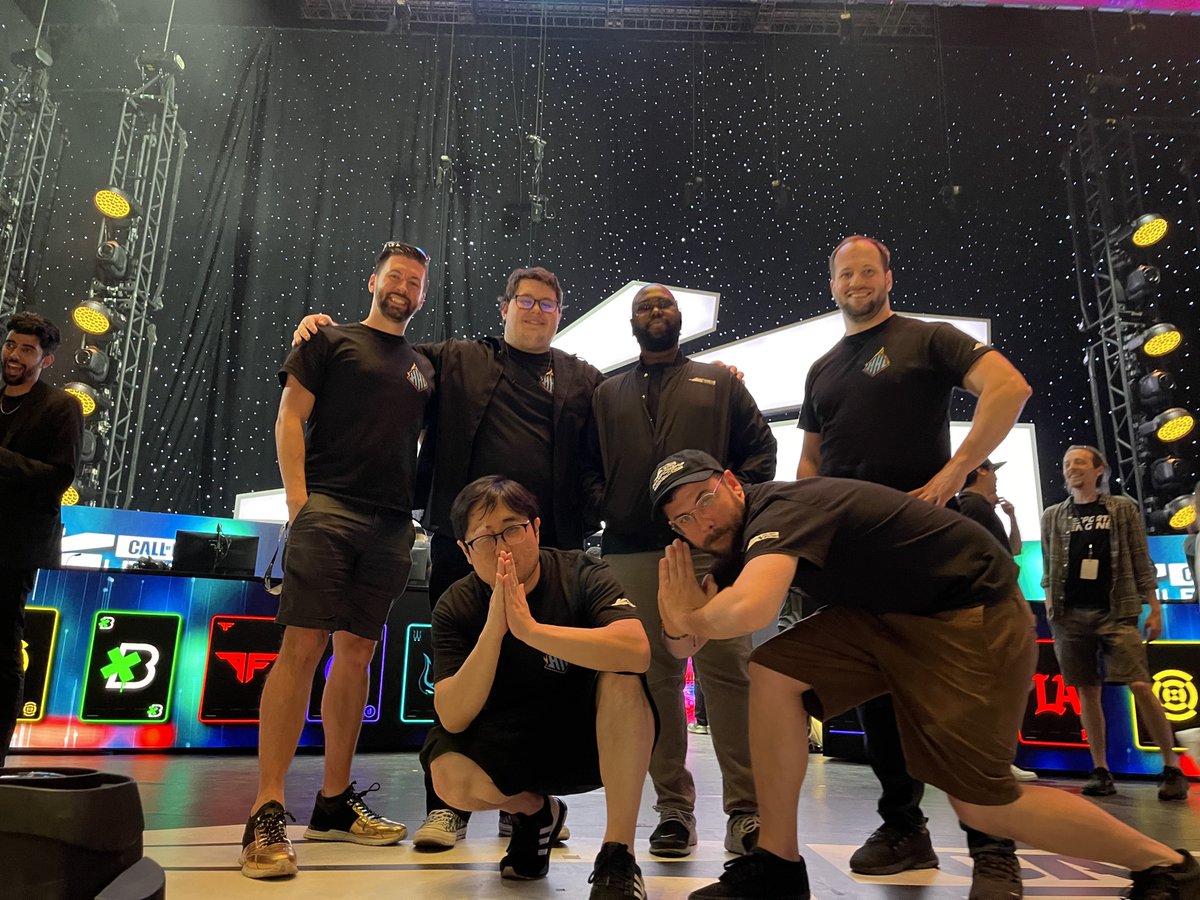 Hot Hands Lounge tweet media