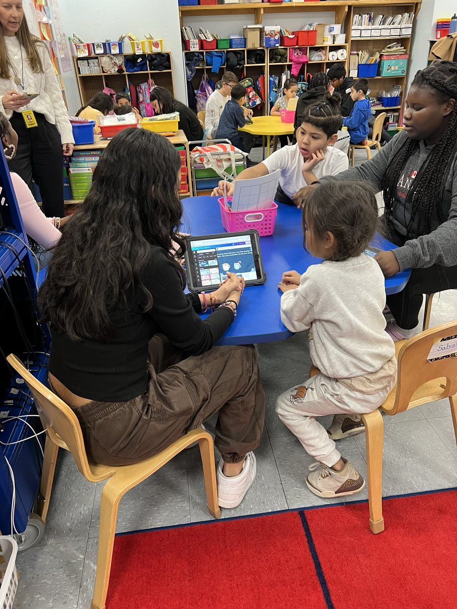 WHChestnut's tweet photo. #WHe are engaged in collaborative learning with our 8th grade students this morning. We are exploring iPad math games and solving new problems together in kindergarten.
@whufsdRams https://t.co/jpby6dZn90