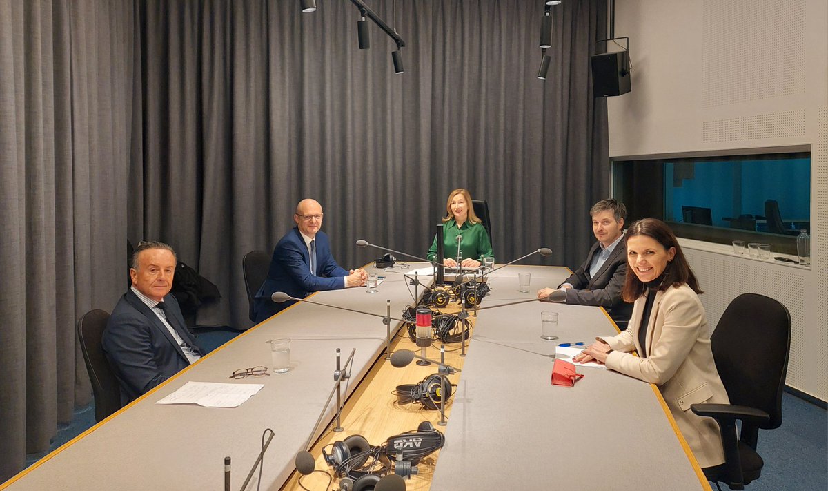 mfinance_gov_si's tweet photo. Bliža se prva izdaja obveznic za državljane, čemur je bila posvečena današnja oddaja Studio ob 17.00.
Izdaja je namenjena malim vlagateljem in predstavlja alternativo bančnim depozitom, je povedala državna sekretarka Nikolina Prah.
#StudioOb17h
📷 Ministrstvo za finance https://t.co/Z1yk1Pi6sJ