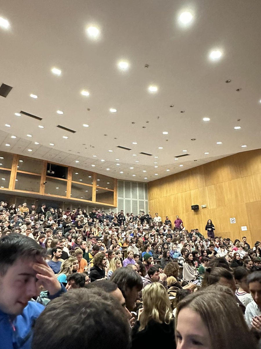 PGPapanikolaou's tweet photo. Ιατρική Αθήνας. Οι πρώτοι των πρώτων, οι άριστοι των αρίστων, υπερψηφίζουν σε μαζικότατη ΓΣ το αγωνιστικό πλαίσιο ενάντια στα ιδιωτικά ταχ"ΑΕΙ" αποφασίζοντας κατάληψη και διαδηλώσεις. Χαιρετίσματα στους στούρνους πορφυρογέννητους γόνους, τους καλούμπιες πάτους των πανελλήνιων. https://t.co/Otb1CSXJrr