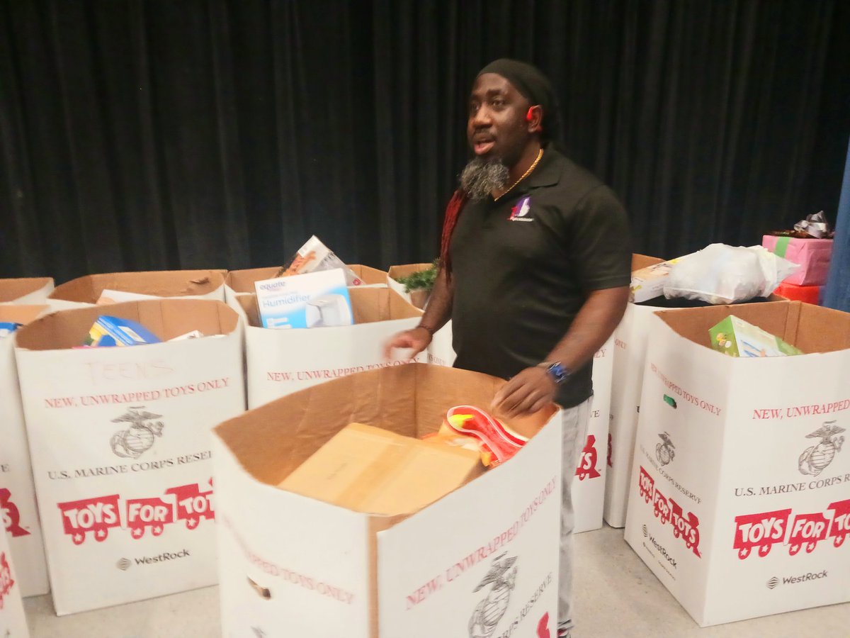 AlmedaES_Wrap's tweet photo. WAAR! ... Almeda's 1st Wraparound Attendance Awareness Rally ROCKED THE BLOCK!  🎁 @1Team1Fight82 THE GIFT THAT KEEPS ON GIVING was a huge success! THANK YOU Pastor Calvin Miller and your 1Team 1Fight Ministry for Sponsoring this event 🙏🏾 @Almeda_Elem @Wrap4Life https://t.co/T8UzekPxNF