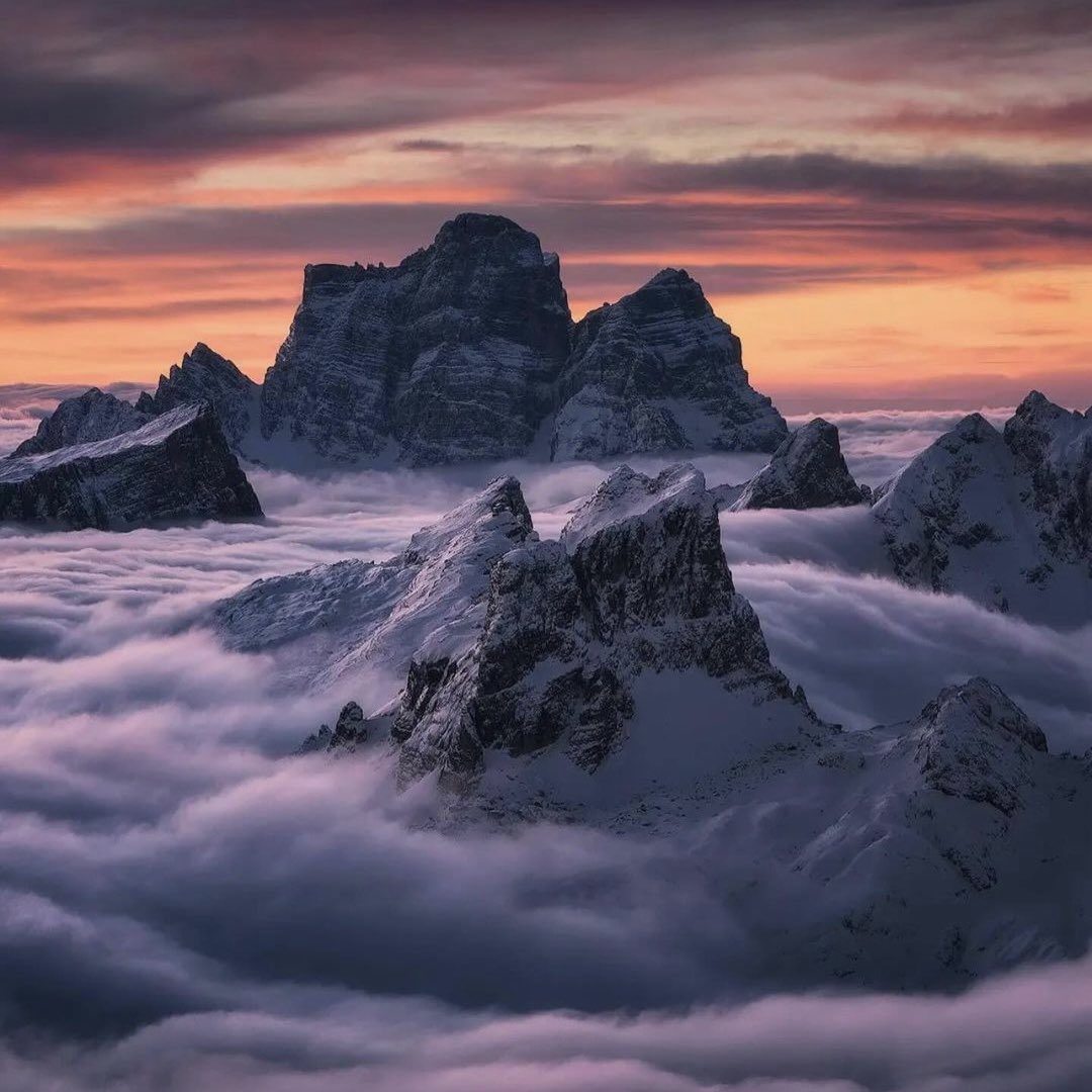 🇮🇹 Réveil dans les nuages au Lagazuoi, dans les Dolomites en Italie ! 🌄

📸 fabiomarchiniph