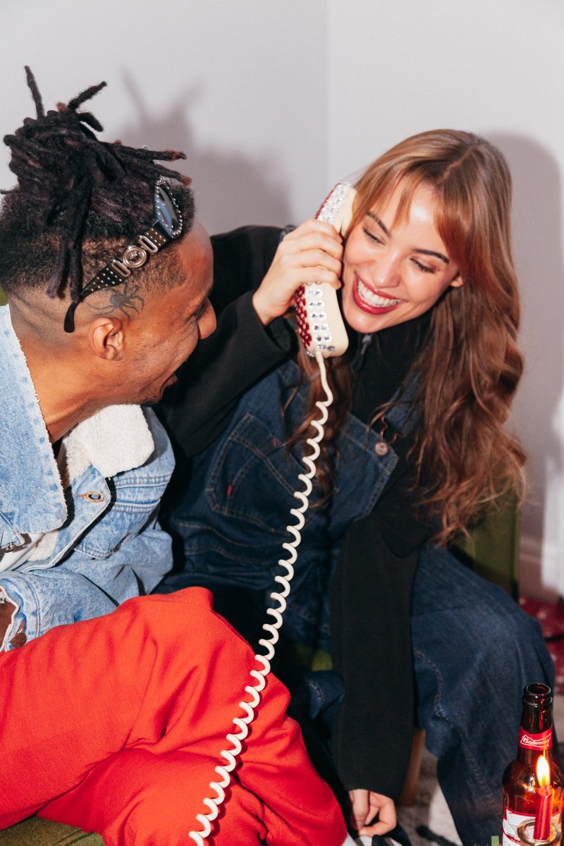 Brindar con amigos y unas Buds, no necesitamos más 🍻

#YoursToTake #TrueRoyalty