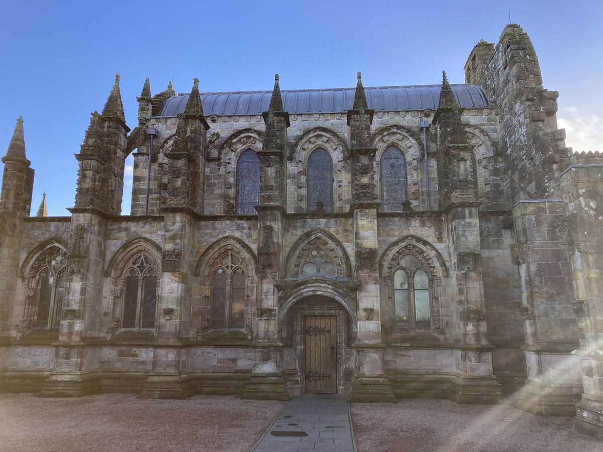 Beautiful blue sky backdrop @Rosslynchapel today. Great to catch up with our @UKinbound member.