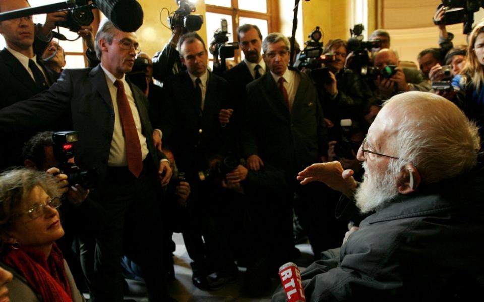 "Faites pression sur les élus pour qu'aucun ne s'abaisse à cette indignité de ne pas respecter la loi". C'était l'ultime combat de l'abbé Pierre pour la loi SRU, en 2006, juste avant sa mort. 70 ans après son appel de 1954, l'annonce de <a href="/GabrielAttal/">Gabriel Attal</a> est une insulte à sa mémoire.