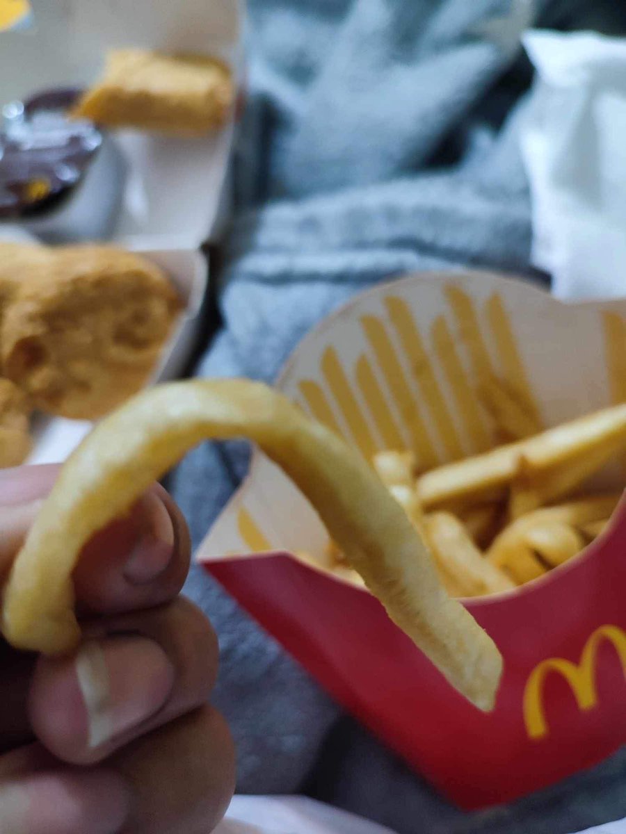 psykopatch's tweet photo. @McDo_PH What happened with your fries? Ordered thru Grab just a few minutes away from our house. Antok na din sila at 1 AM? Unsatisfied midnight snack https://t.co/Vhy8JfLP2Y