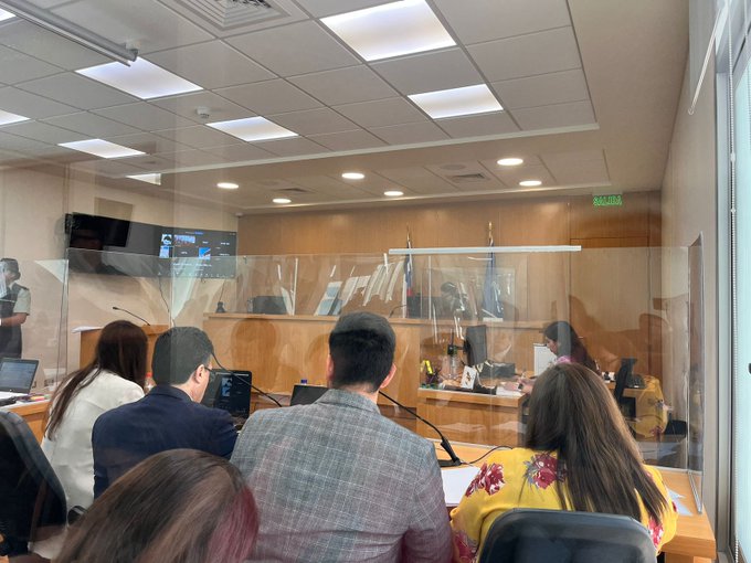 PiensaPrensa's tweet photo. Esposados ingresaron a la sala del tribunal los 5 carabineros detenidos en Hospicio.  A esta hora comienza la audiencia Comienza la audiencia de control de los cinco @Carabdechile de la Tercera Comisaría de Alto Hospicio, detenidos por torturas y falsificación de Instrumento publico en Iquique: los intervinientos discuten la legalidad de la detención