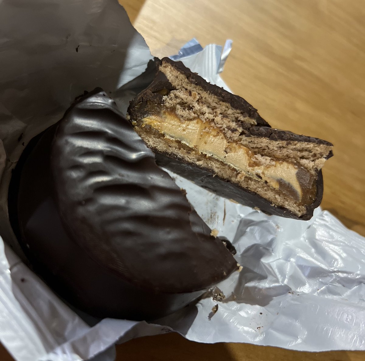 monsemarinph's tweet photo. Si se preguntan si el alfajor havanna vale las horas de fila y etc para probarlo sí, lo vale. Es un monumento hecho alfajor. (Afortunadamente no tuve que hacer mucha fila pero me lleve los últimos 2 que había) https://t.co/XnoXfqepC4