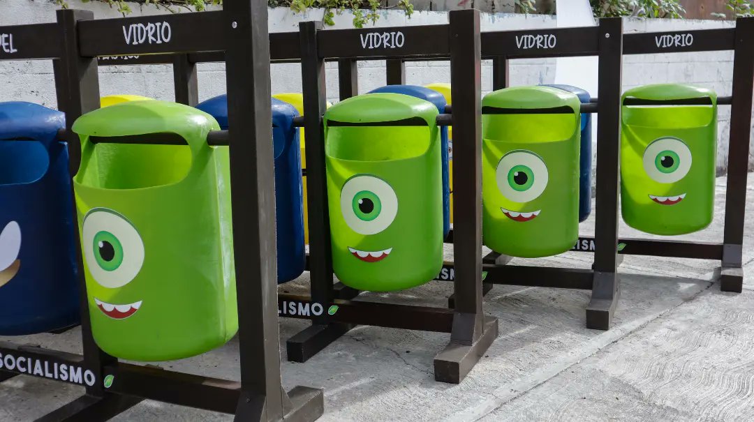 El #Minec dio inicio al programa Mi Escuela Recicla, con el fin de fortalecer la conciencia ambiental de los niños, niñas y adolescentes, logrando así la clasificación y almacenamiento correcto de los desechos sólidos a través de la incorporación de papeleras de separación.