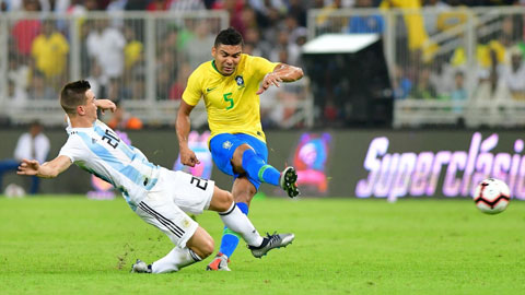 Linh6828's tweet photo. Previously, the match between the two teams, taking place at Maracana Stadium in Rio de Janeiro, was postponed for about half an hour after collisions occurred in the stands. After that, the situation became difficult to control, while the players tried to convince the fans to exercise restraint. On the field, the captain of the Argentina team, star Lionel Messi, went with the whole team to the locker room, and only returned to the field when the tension became calmer.

FIFA's announcement confirmed: "The Disciplinary Committee has conducted evaluation procedures with the Brazilian Football Federation and the Argentine Football Federation."

Sources said Brazil is at risk of being fined for "possible violation of article 17" of FIFA's disciplinary code, which regulates order and security at matches. Meanwhile, Argentina faces sanctions for "crowd disturbance" and "delayed match". The two teams are at risk of being fined, with the possibility that home matches could require partial or total stadium closures.