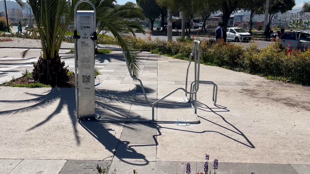 pabelml's tweet image. Hemos implementado estaciones de mantenimiento gratuito para bicicletas en puntos clave de la ciudad: El Labrador, La Magdalena y el Parque El Ejido. Con el apoyo de la Universidad Católica y la Embajada de Francia, estas estaciones "invisibles" están equipadas con todo lo…