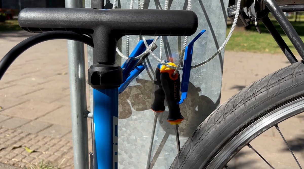 pabelml's tweet image. Hemos implementado estaciones de mantenimiento gratuito para bicicletas en puntos clave de la ciudad: El Labrador, La Magdalena y el Parque El Ejido. Con el apoyo de la Universidad Católica y la Embajada de Francia, estas estaciones "invisibles" están equipadas con todo lo…