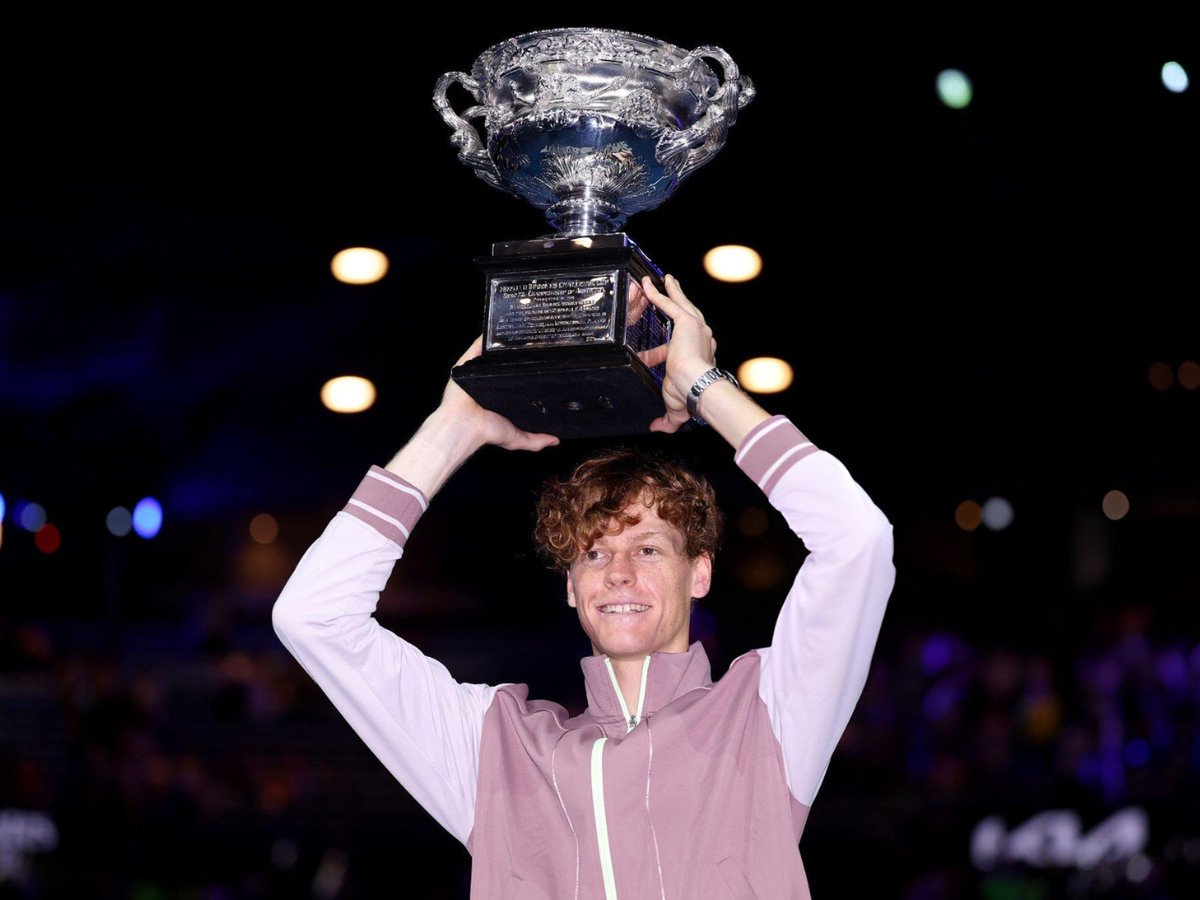 MonDz362's tweet photo. This is also the first Grand Slam title in Sinner's career. Thereby becoming the third Italian player to win a Grand Slam championship in singles after two Roland Garros champions - Nicola Pietrangeli (1959, 1960) and Adriano Panatta (1976). Sinner also became the first Italian to win the Australian Open. At the age of 22, he is also the youngest player to win the Australian Open after 16 years.

Sinner's championship is completely deserved as this player has shown extremely impressive performance since the beginning of the tournament. Most notable was the overthrow of the "monument" Novak Djokovic in the semi-finals.

That victory helped Sinner stop Djokovic's 2,195-day losing streak at the Australian Open and turned the Serbian player into a former champion. In Novak's 10 previous Australian Open semi-finals, the world No. 1 player not only won all but then also won the final to become the player with the best record at the Australian Open with 10 wins. championship title.

Previously, the Italian tennis player defeated Djokovic twice in a row in just 11 days in the ATP Finals group stage and in the Davis Cup semi-finals.