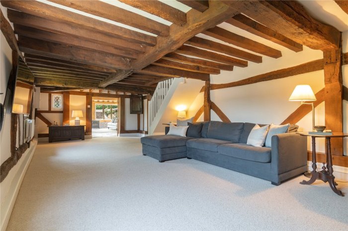 jsoxted's tweet photo. This delightful six-bedroom country residence sits in approximately 3.6 acres of immaculate gardens and paddocks.

The separate pool house has recently been converted into a stylish two-bedroom annexe with indoor pool, steam room and shower.
https://t.co/ZJJH9eE5IZ https://t.co/DjP8zFCVM0
