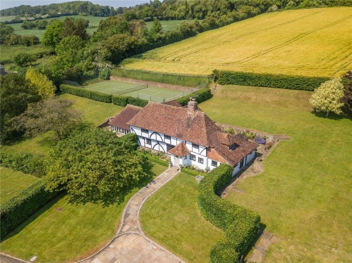 jsoxted's tweet photo. This delightful six-bedroom country residence sits in approximately 3.6 acres of immaculate gardens and paddocks.

The separate pool house has recently been converted into a stylish two-bedroom annexe with indoor pool, steam room and shower.
https://t.co/ZJJH9eE5IZ https://t.co/DjP8zFCVM0