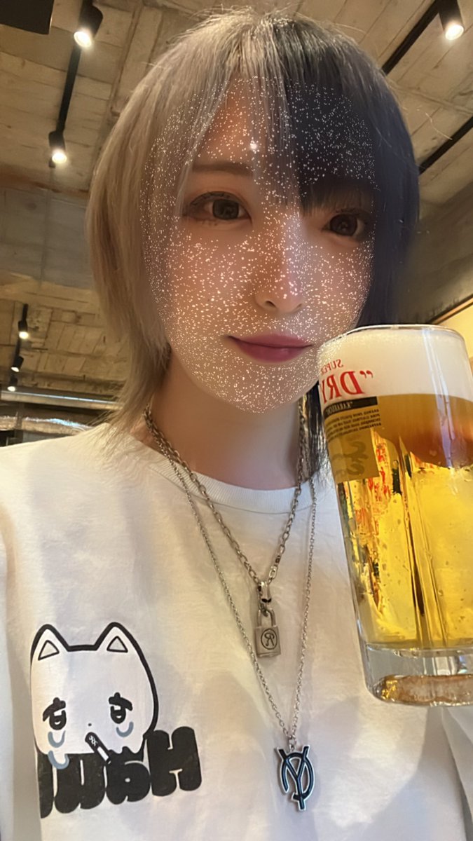 chaco_1992's tweet photo. 乾杯しようねえ

#かわいい #かっこいい #フォロー #ツートン #メイド #美容 #舌ピ #おしゃれ  #お酒 #ダーツ #池袋 #歌舞伎 #Bar #トラバス #レフレム #アイドル #メンズアイドル #地下アイドル #メンヘラ #派手髪 https://t.co/2h0YgH2AJY