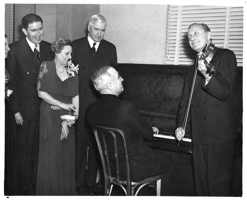 This #Harry140 photo is one of few of HST during his short time as Vice President. This was taken on January 29, 1945 at the National Press Club. HST is playing piano & comedian Jack Benny is playing the violin. trumanlibrary.gov/photograph-rec…