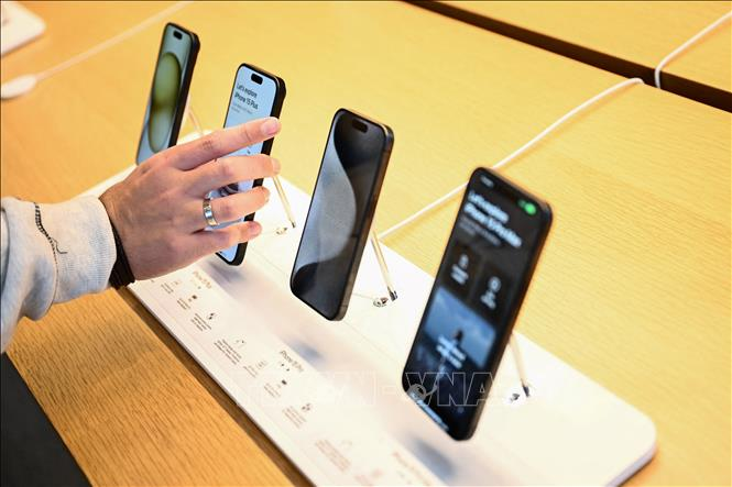 KenhSao's tweet photo. Now, nearly 20 years and 42 models later, the iPhone has become one of the most popular phones in the world. According to research from Demand Sage, Apple has sold more than 2.3 billion iPhones and has more than 1.5 billion users.

The first iPhone was released in June 2007 and sold exclusively by AT&T for $499.

Analyst Gene Munster of venture capital firm Deepwater Asset Management said investors were optimistic about the iPhone's impact on Apple. However, the initial data released by AT&T for the first few days of on-sale were a disappointment. He recalls that one investor at the time said general sentiment after the first weekend for the product was muted upon its arrival.

In 2007, Apple sold 1.4 million iPhones, of which 80% of sales were recorded in the fourth quarter. That same year, Nokia, maker of the iconic Nokia 3310, sold 7.4 million mobile phones in the fourth quarter alone.

CNBC technology reporter Kif Leswing said: "Nokia is considered unrivaled, unbeatable."

Meanwhile, Mr. Munster said the investment community mostly sees this as a much more difficult market for Apple to truly penetrate.