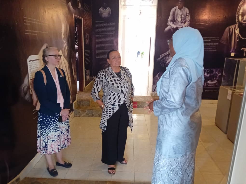 theANEKED's tweet photo. Today, we were honoured to receive High Commissioner designate of Canada to The Gambia, H.E. Marie-Geneviève Mounier and her colleagues at Memory House.
Thank you for taking the time off your very short visit to honour the victims.
@AmbCanSenegal
@NEDemocracy
@SirraNdow https://t.co/fDN0BTrTh0