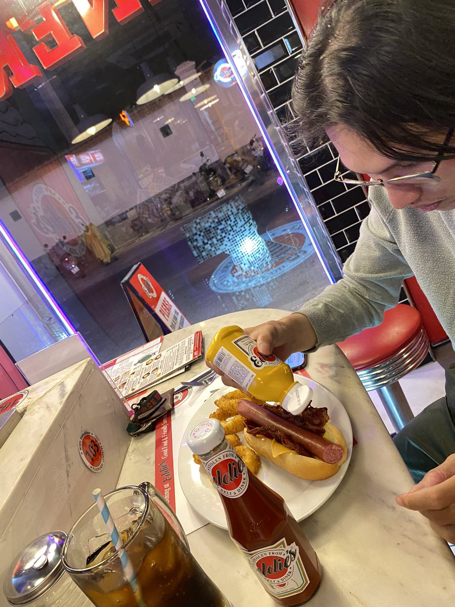 PlumTran's tweet photo. All-day-breakfast restaurant , thats why we always come here at 9pm :))) https://t.co/ATBRXk0w4u