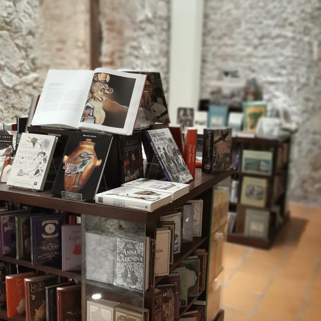 WorldsLiterary's tweet photo. Feliz inicio de semana lectores y escritores! 🤗 
El pasado viernes tuve la oportunidad de visitar la librería la cual sin duda te hace sentir que entras a otro mundo, repleto de estanterías y diversidad de libros con precios muy accesibles.
#laliteraturanosune #leeresvivir https://t.co/PRP8Y7shzb