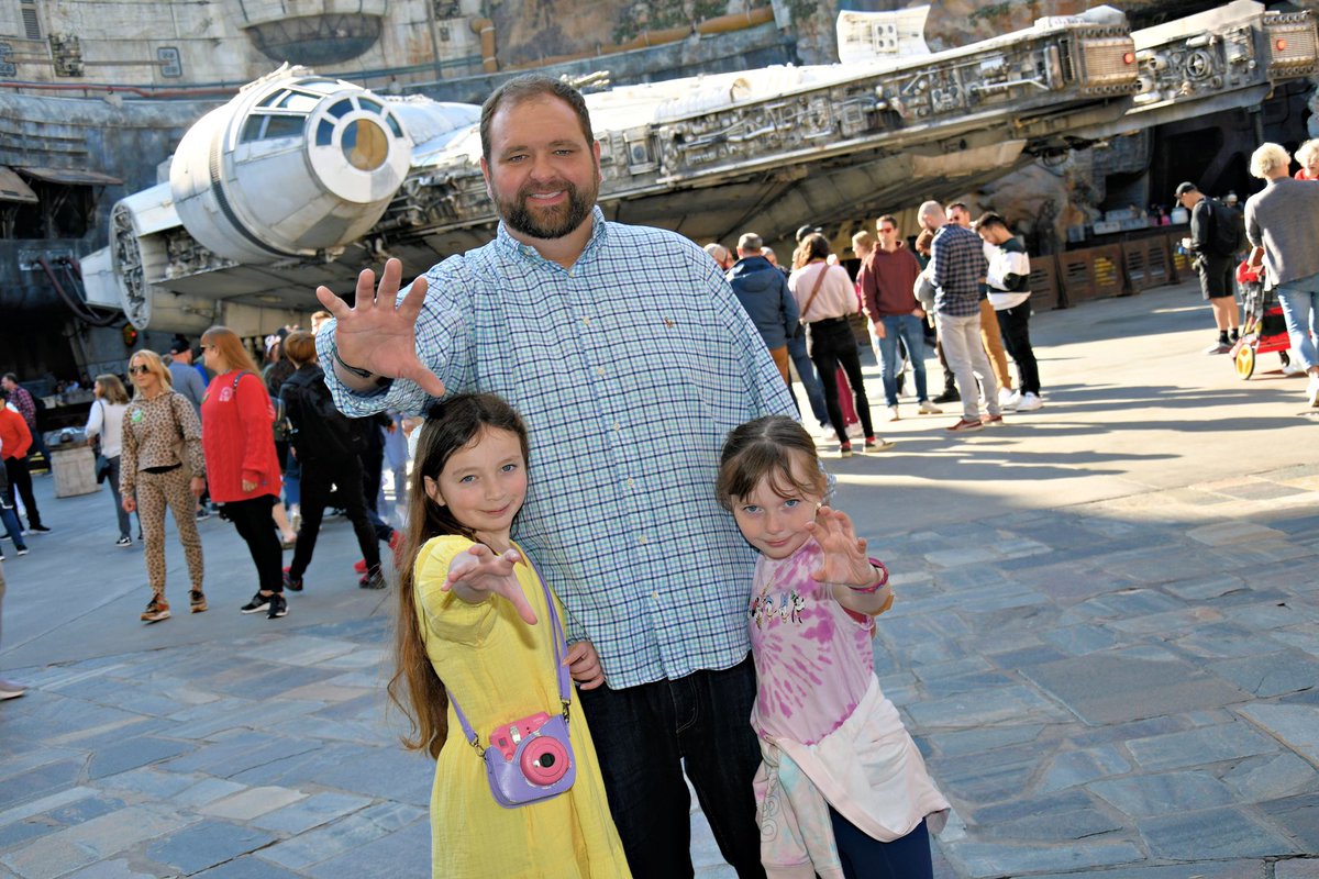 StephenGenerous's tweet image. Living it up with my girls in Disney!  They knocked it out of the park with the new Star Wars area