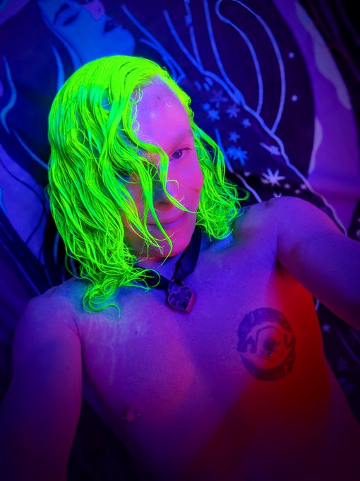 And herre we go, 2 bottles later and thank you @PrincessAmeliaH for doing it  Trippy psy content is on<a href="/tag/adultwork"class="tags"><span>#adultwork</span></a>