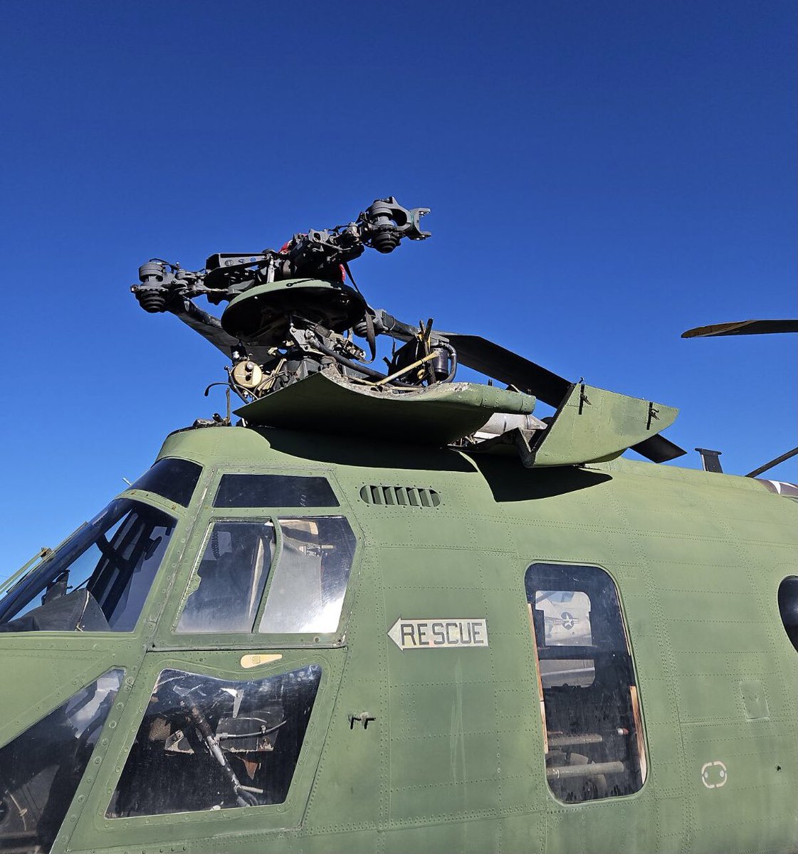 Boneyardsafari's tweet photo. Work continues today on Lady Ace 9 CH-46E 154803 of VMM-165, with rotor blade removal and preparation for shipment being completed by Worldwide aircraft recovery.
#worldwideaircraftrecovery #flyingleatherneckaviationmuseum #seaknight #phrogsforever #ch46 #usmc #mcasmiramarair https://t.co/4f2iaSigYo