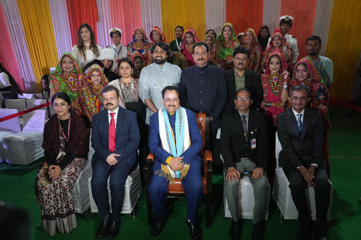 DeshGujarat's tweet photo. Gujarat's Republic Day 2024 tableau themed "Dhordo: Global Identity of Gujarat's Border Tourism," showcased on the Kartavya Path, clinched the first position in the 'People's Choice Award' and secured the second position in the 'Judge's Choice' category. https://t.co/ukHoOq6U5C