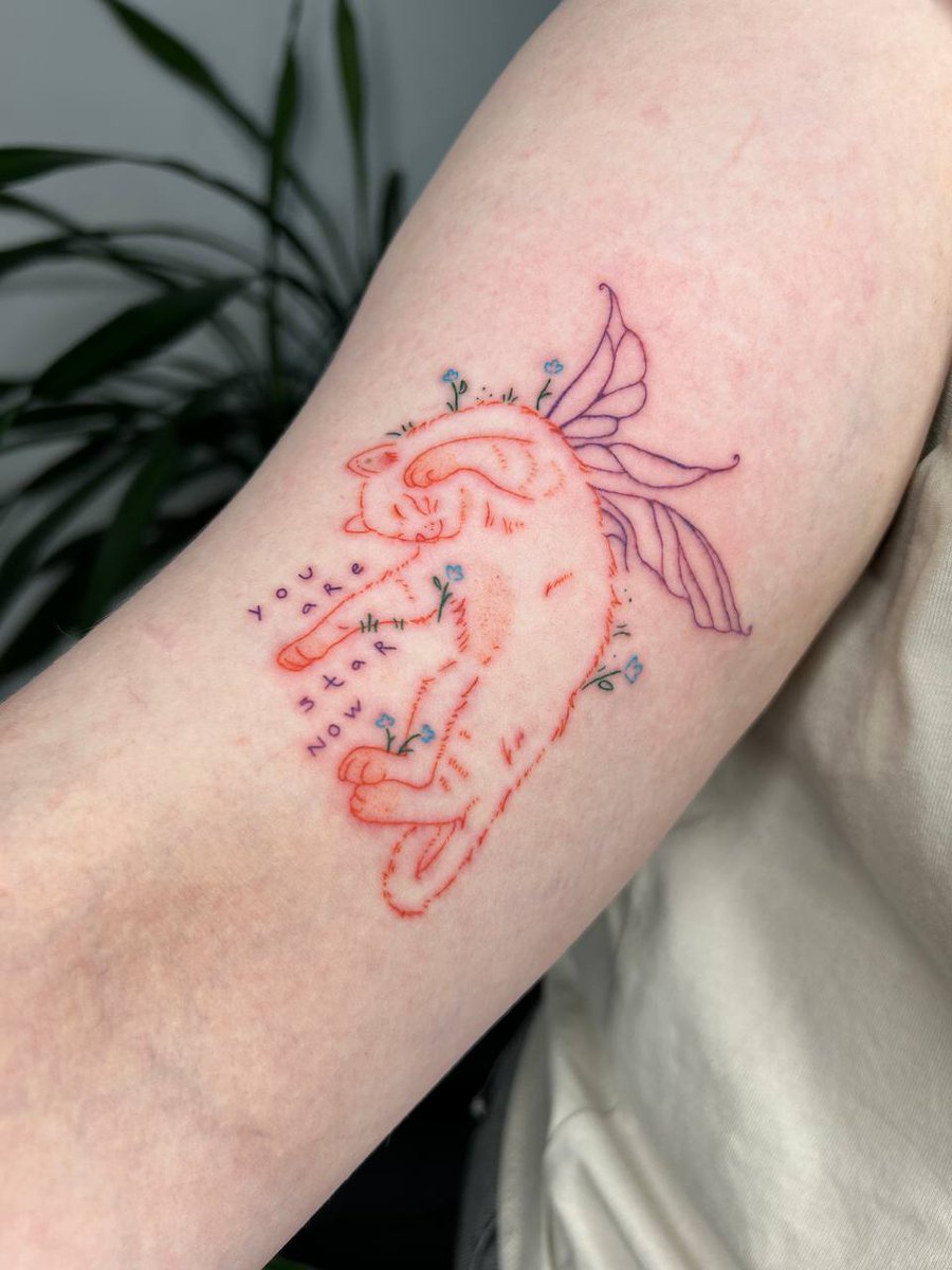 ppererep's tweet image. не думала,что моя первая тату будет сделана при таких обстоятельствах, но вот мы здесь

всегда 979 дней, всегда звёздочка и всегда рядом 🧡
локи, будь счастлив там на радуге, а я продолжу любить тебя здесь, как и раньше, как и всегда 🤲🏻