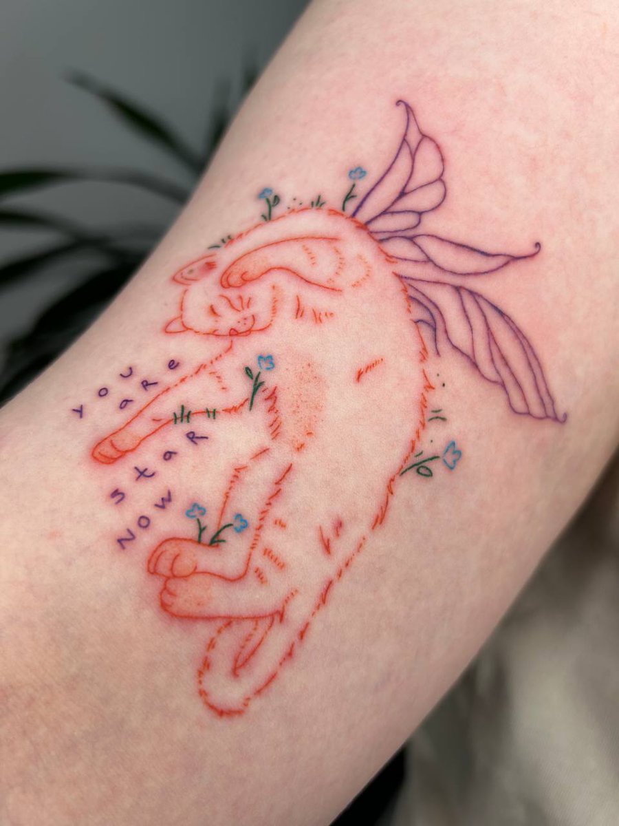 ppererep's tweet image. не думала,что моя первая тату будет сделана при таких обстоятельствах, но вот мы здесь

всегда 979 дней, всегда звёздочка и всегда рядом 🧡
локи, будь счастлив там на радуге, а я продолжу любить тебя здесь, как и раньше, как и всегда 🤲🏻