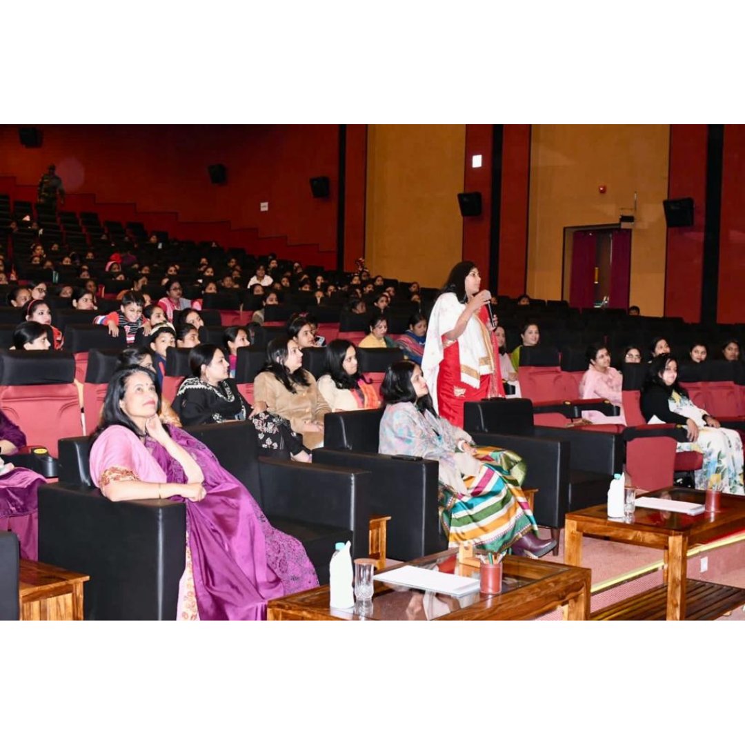 OfficialAwwa's tweet photo. #NariShakti A talk was conducted by renowned social worker &amp; handicraft artist, Dr Ruma Devi at #Jaisalmer. She inspired nearly 650 #AWWA beneficiaries through her tenacious journey of grit and courage, fostering self esteem &amp; entrepreneurship.

@DrRumaDevi 
#KonarkCorps https://t.co/oWRDWSmn7M