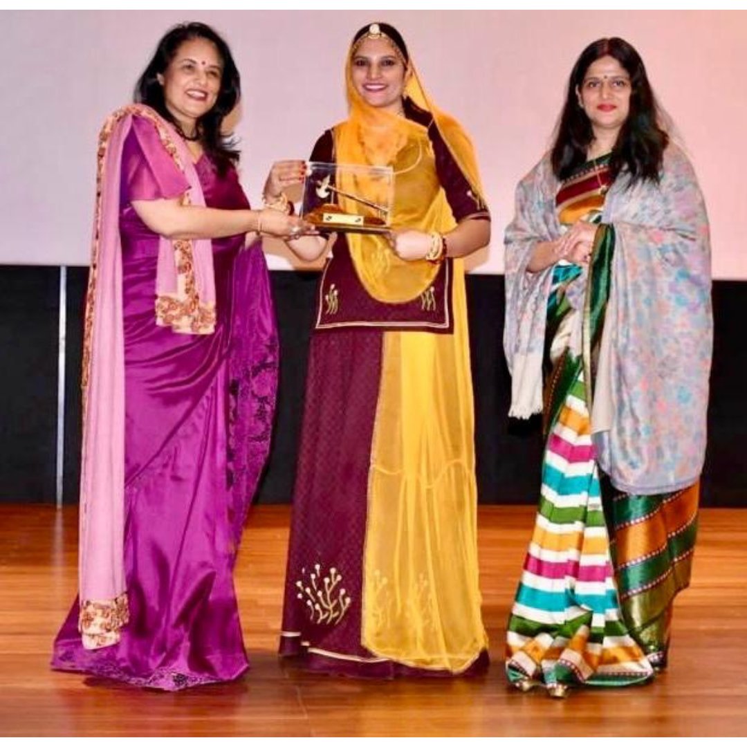 OfficialAwwa's tweet photo. #NariShakti A talk was conducted by renowned social worker &amp; handicraft artist, Dr Ruma Devi at #Jaisalmer. She inspired nearly 650 #AWWA beneficiaries through her tenacious journey of grit and courage, fostering self esteem &amp; entrepreneurship.

@DrRumaDevi 
#KonarkCorps https://t.co/oWRDWSmn7M