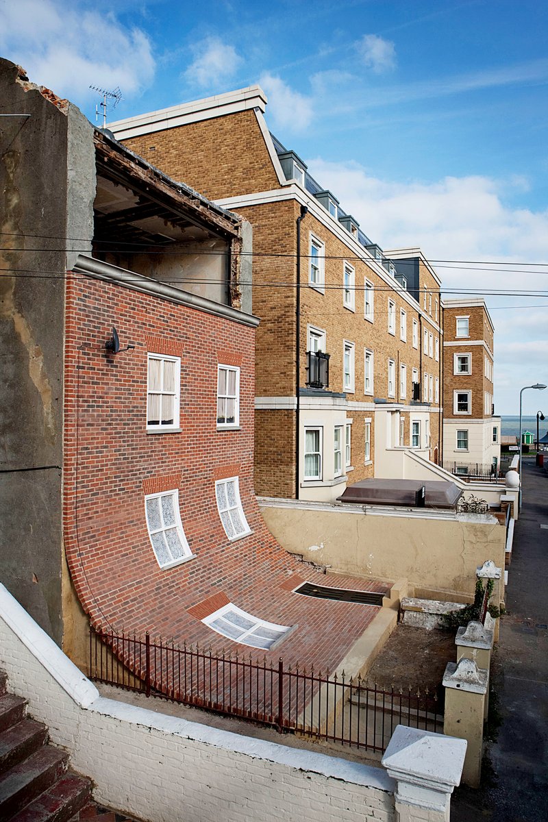 Alex Chinneck (1984) és un escultor britànic especialitzat en grans instal·lacions temporals a l'espai públic. Treballa a Londres fent obres a gran escala que són alhora inquietants i ocurrents i sovint estan relacionades amb l'arquitectura i el paisatge urbà. Fil ✨